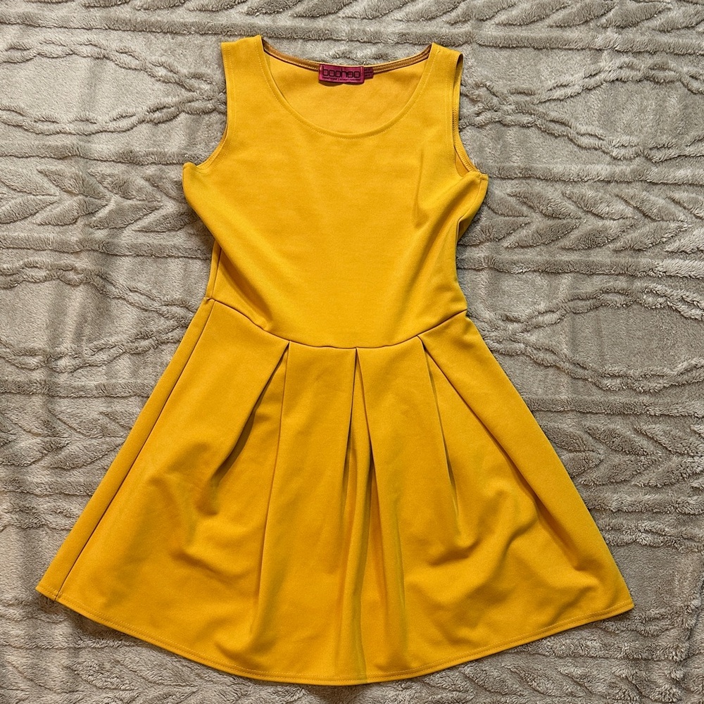 BOOHOO Golden Sleeveless Pleated Dress